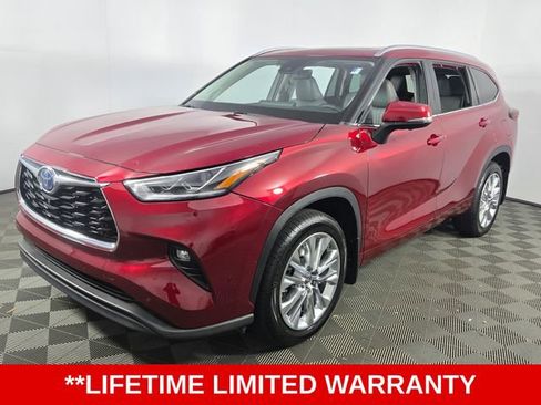 Used 2024 Toyota Highlander Limited image 3