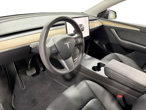 Certified 2023 Tesla Model Y AWD image 9