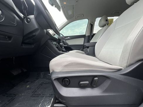 Used 2018 Volkswagen Tiguan SEL AWD/4WD image 12