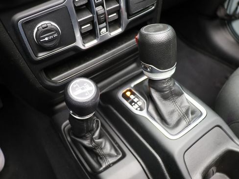 Used 2023 Jeep Wrangler Unlimited w/ Sun & Screen Package image 26