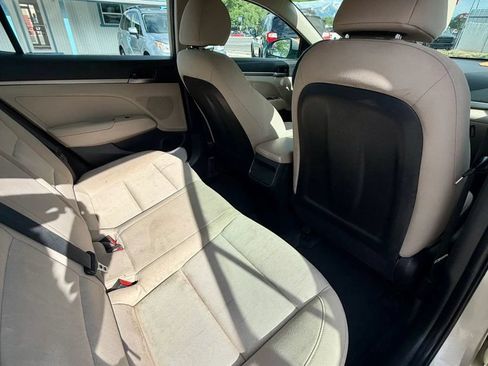 Used 2017 Hyundai Elantra SE FWD image 18