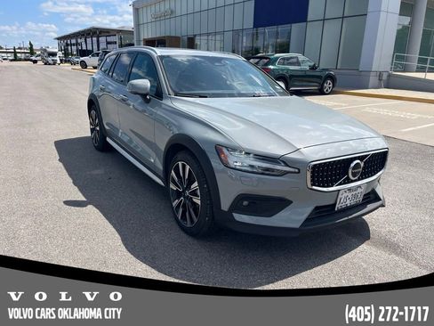 Used 2025 Volvo V60 B5 Cross Country Ultra AWD/4WD image 3