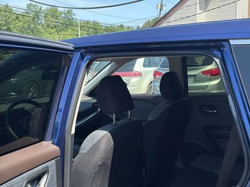 Used 2023 Nissan Rogue SV image 12