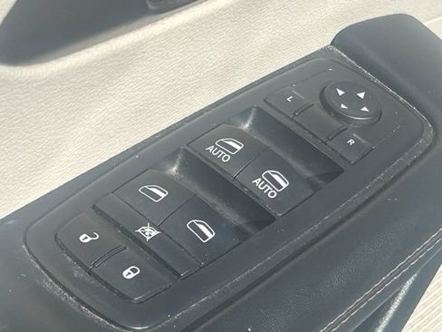 Used 2017 Chrysler Pacifica Touring-L FWD image 26