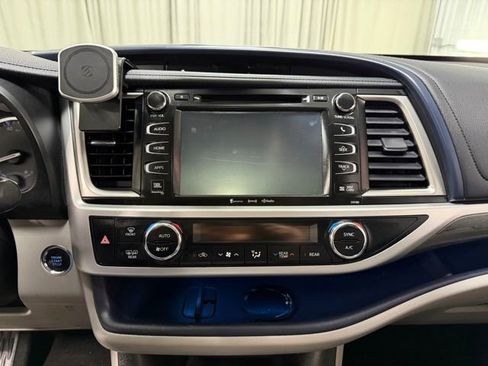 Used 2018 Toyota Highlander Limited AWD/4WD image 16