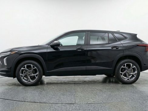 Used 2025 Chevrolet Trax LT w/ LT Convenience Package image 5