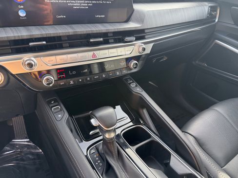 Used 2024 Kia Telluride EX w/ EX Captain's Chair Package image 13