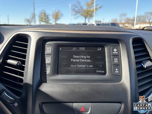 Used 2018 Jeep Cherokee Latitude w/ Altitude Package image 60