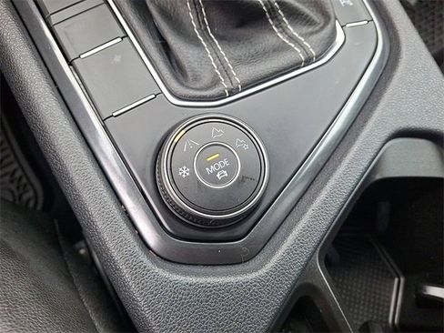 Used 2022 Volkswagen Tiguan SE R-Line image 29