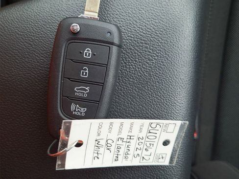 Used 2025 Hyundai Elantra SE image 16