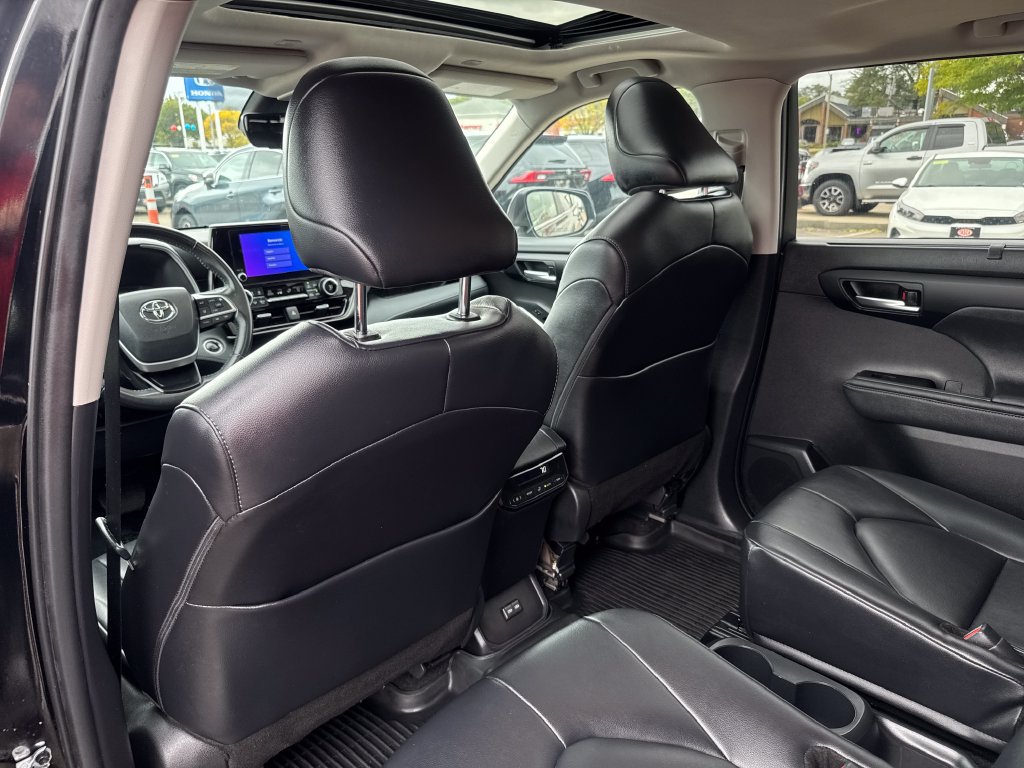 Used 2024 Toyota Highlander XLE AWD/4WD image 37