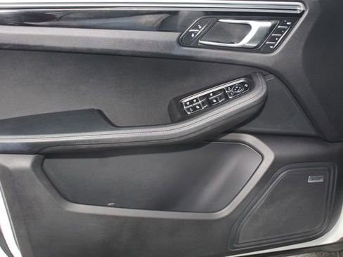 Used 2017 Porsche Macan S image 22