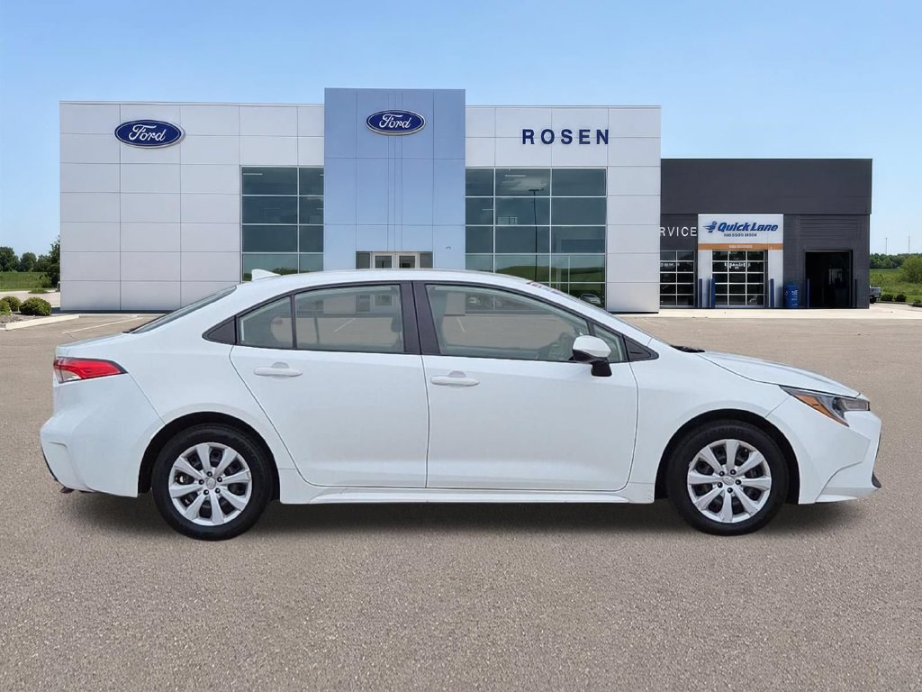 Used 2022 Toyota Corolla LE FWD image 2