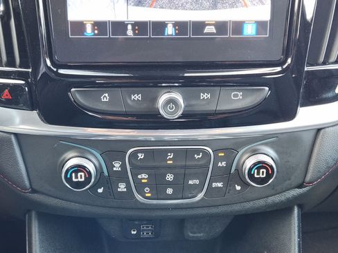 Used 2022 Chevrolet Traverse RS FWD image 18