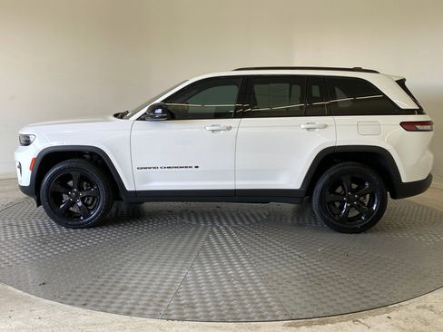 Used 2023 Jeep Grand Cherokee Altitude image 2