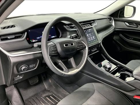 Used 2023 Jeep Grand Cherokee Laredo AWD/4WD image 13