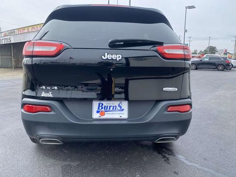 Used 2018 Jeep Cherokee Latitude Plus w/ Comfort/Convenience Group image 4