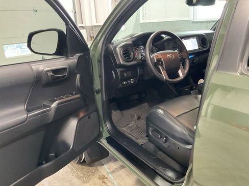 Used 2022 Toyota Tacoma TRD Off-Road image 9