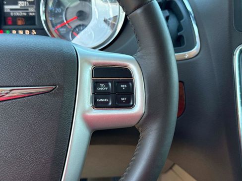 Used 2016 Chrysler Town & Country Touring image 29