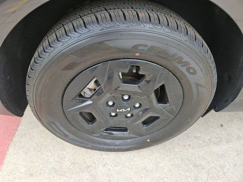 Used 2025 Kia Carnival image 25