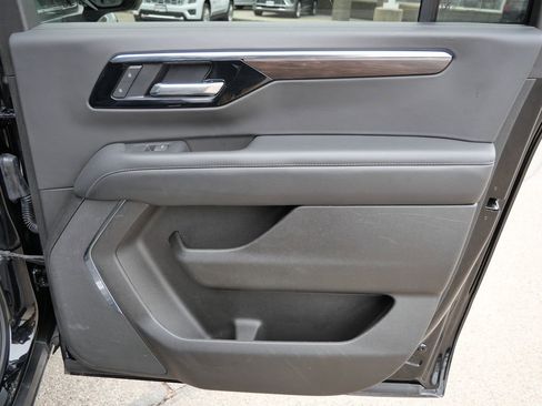 Used 2025 Chevrolet Suburban Z71 image 18