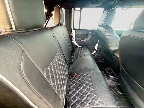 Used 2013 Jeep Wrangler Unlimited Sahara image 27