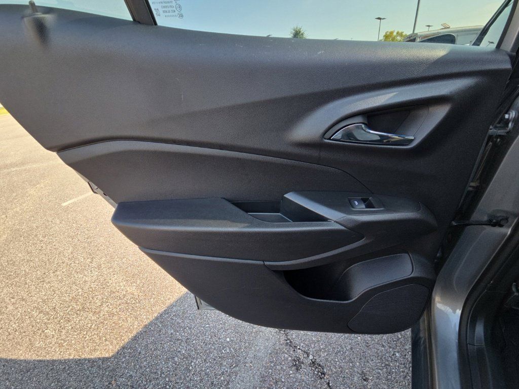 Used 2025 Chevrolet Trax RS w/ Sunroof Package FWD image 17