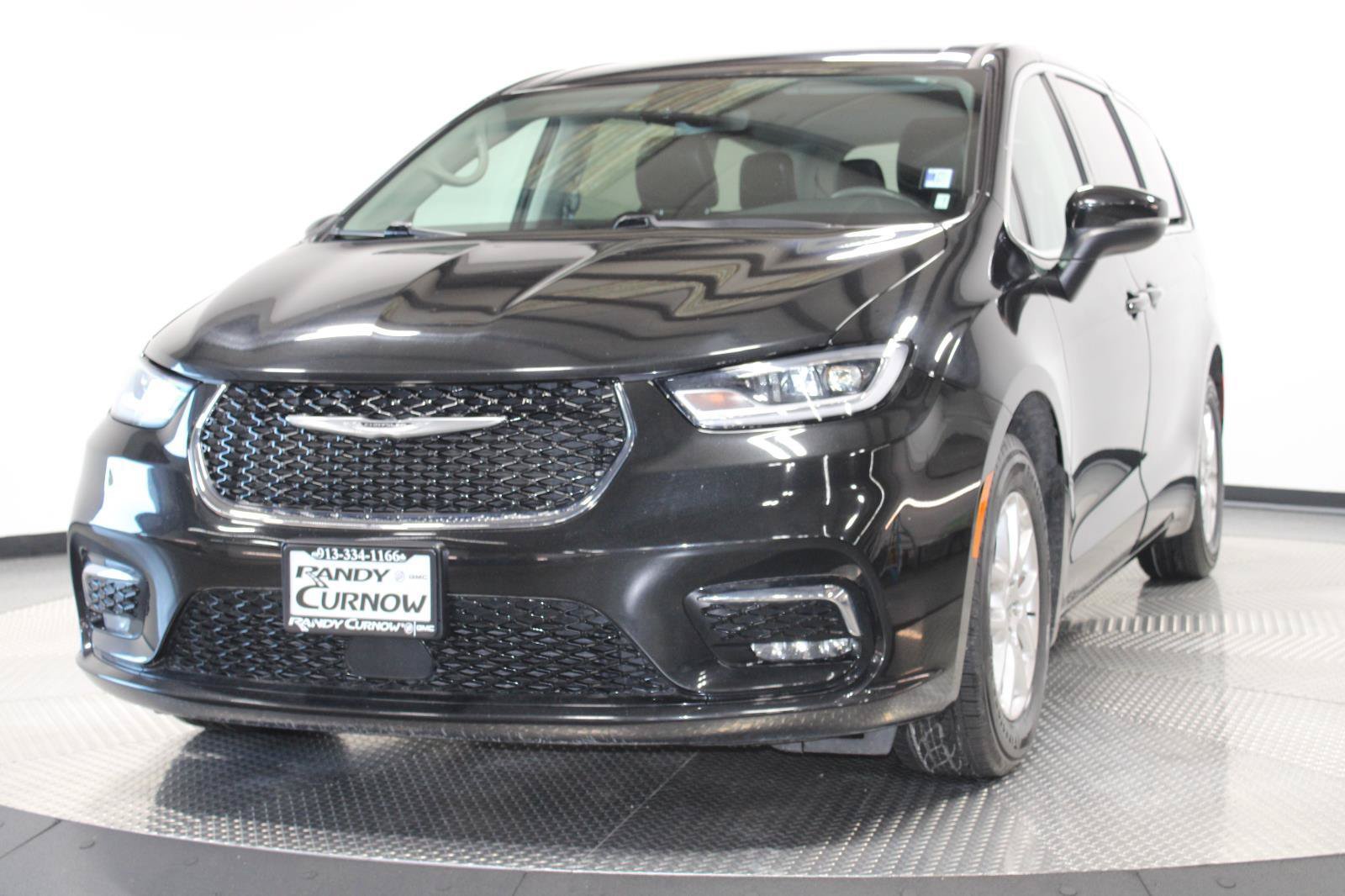 Used 2023 Chrysler Pacifica Touring-L FWD image 3