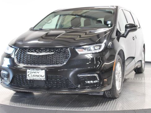 Used 2023 Chrysler Pacifica Touring-L FWD image 3