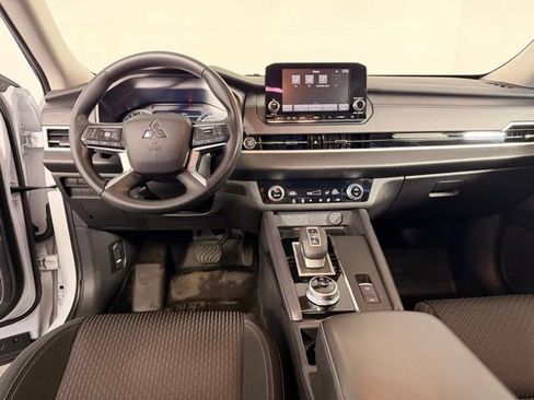 Used 2024 Mitsubishi Outlander ES image 31