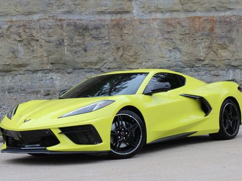 Used 2022 Chevrolet Corvette Stingray Premium Cpe w/ Z51 Performance Package RWD image 9