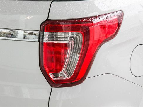 Used 2017 Ford Explorer XLT image 11