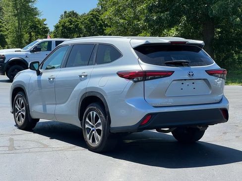 Used 2023 Toyota Highlander XLE AWD/4WD image 14