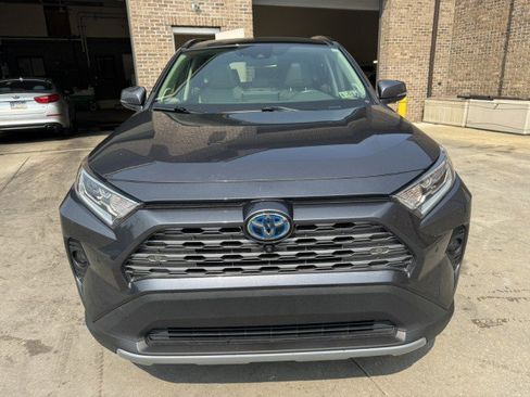 Used 2020 Toyota RAV4 Limited image 8