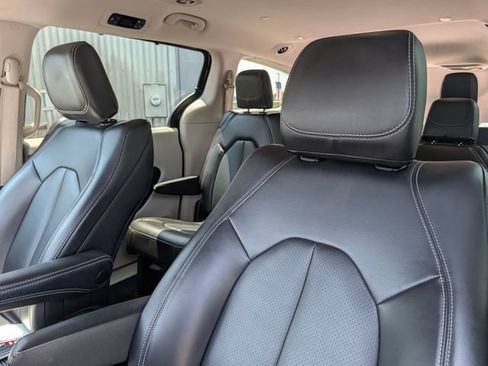 Used 2023 Chrysler Pacifica Touring-L FWD image 11