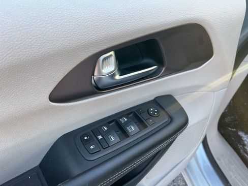 Used 2023 Chrysler Voyager LX image 9