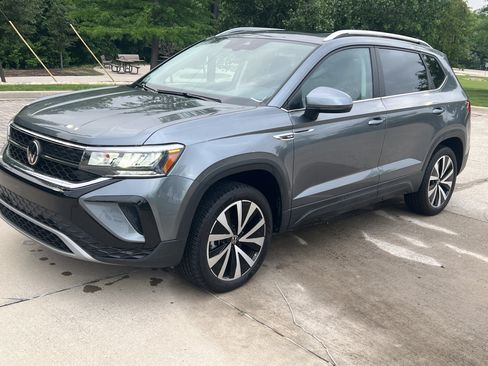 Certified 2023 Volkswagen Taos SE w/ Panoramic Sunroof Package FWD image 5
