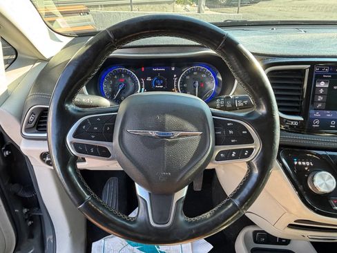 Used 2021 Chrysler Pacifica Touring-L FWD image 9