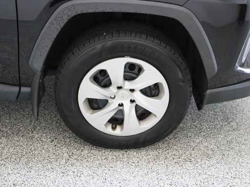 Used 2021 Toyota RAV4 LE AWD/4WD image 5