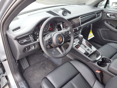 Used 2025 Porsche Macan image 4