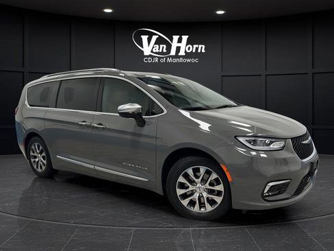 Used 2023 Chrysler Pacifica Pinnacle FWD image 1