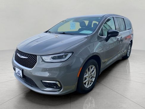 Used 2025 Chrysler Pacifica Select image 29