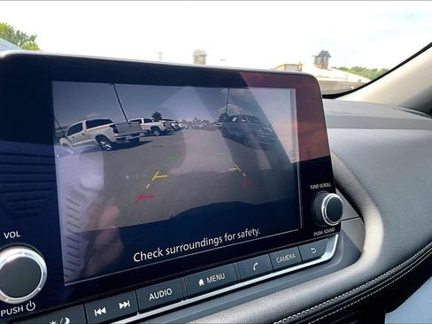 Used 2025 Nissan Rogue SV FWD image 17