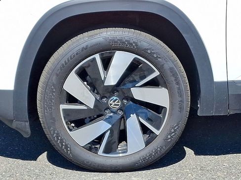 Certified 2025 Volkswagen Atlas Cross Sport SE w/ Panoramic Sunroof Package image 8