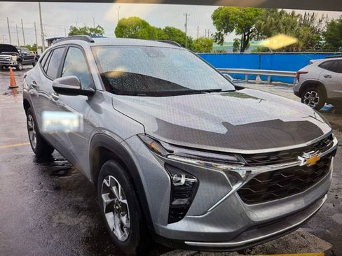 Used 2025 Chevrolet Trax LT w/ LT Convenience Package image 3