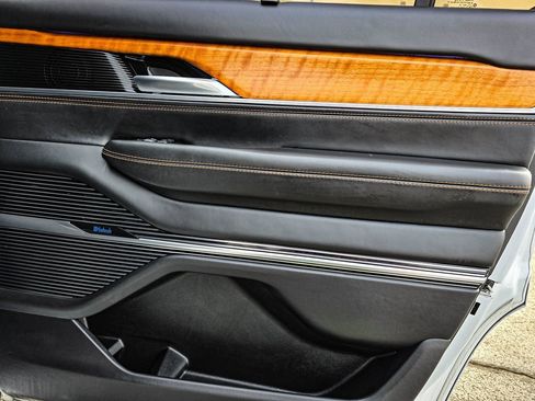 Used 2022 Jeep Grand Wagoneer Series III image 40