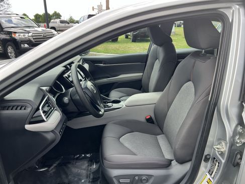Used 2018 Toyota Camry LE FWD image 13