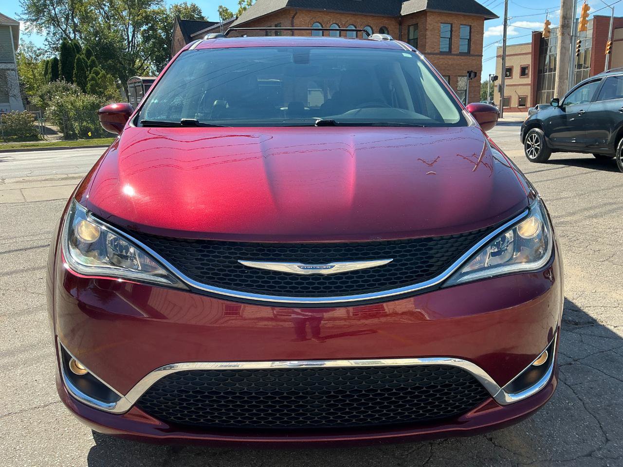 Used 2018 Chrysler Pacifica Touring-L w/ Tire & Wheel Group FWD image 9