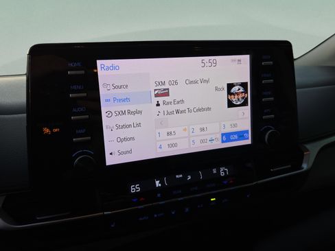 Used 2021 Toyota Sienna XLE image 22