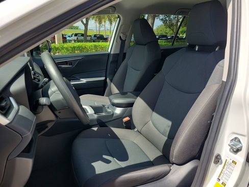 Used 2025 Toyota RAV4 XLE FWD image 16